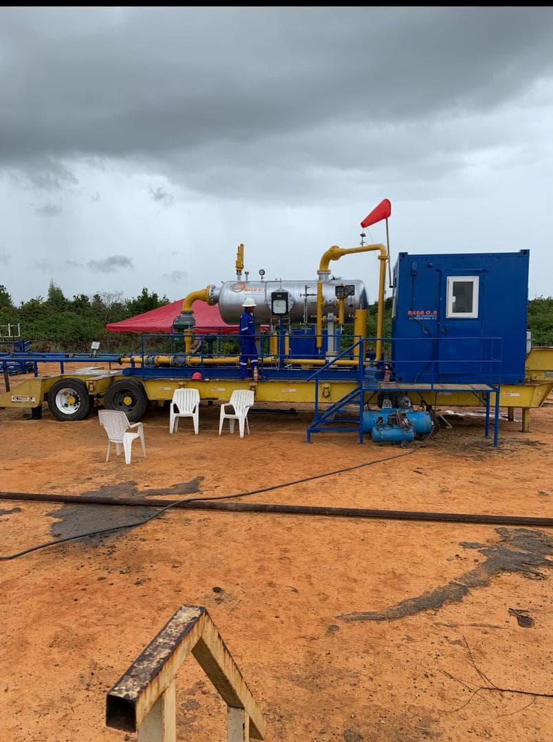 Unidad de well testing desplegada en locación en el oriente del país